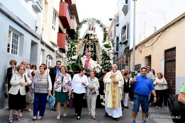 Momento de la procesión de esta tarde noche (Foto Antonio Alí)